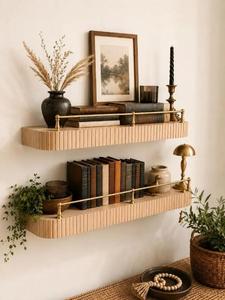 Étagère murale flottante cannelée arrondie avec rail de galerie en laiton, style moderne du milieu du siècle, pour rangement et présentation dans le salon ou la chambre - Product Image 5