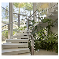 Structure de base en acier doux personnalisée, escalier circulaire en bois moderne avec éclairage LED, design incurvé en arc pour les hôtels