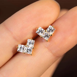 Orecchini a lobo di lusso placcati oro con diamanti taglio Princess, design geometrico per donna, gioielli da sposa, finitura 18K con montatura a griffe - Product Image 4