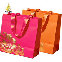 Boîte de présentation de robe couleur personnalisée en carton haut de gamme avec finition imprimée florale en feuille d'or pour emballage de vêtements de luxe