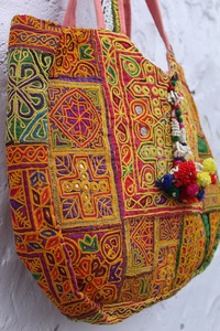 กระเป๋าสะพายไหล่สไตล์จัยปุรีแบบดั้งเดิม ลายปักมือแบบชาติพันธุ์ สายสะพายสองเส้น กันน้ำ ความจุเยอะ - Product Image 3