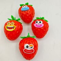 Balle en peluche souple en forme de fraise, jouet sensoriel à presser pour la relaxation
