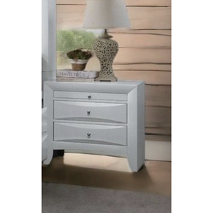 Comodino con finitura bianca e tre cassetti per riporre oggetti in camera da letto - Product Image 1