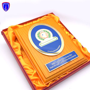 Meilleure qualité EACS bouclier en bois logo personnalisé plaque métallique 3D royal wood award trophée plaque avec boîte en velours OEM - Product Image 2