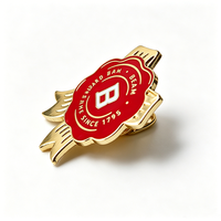 Épinglette personnalisée en émail dur avec ruban rouge, logo plaqué or, badge métallique avec emballage carte, broche promotionnelle souvenir de marque