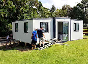 Casa Contenedor Prefabricada de Lujo de 2 a 4 Dormitorios, Expandible de 20 Pies, con Energía Solar, Paneles Solares y Diseño de Dos Pisos - Product Image 3