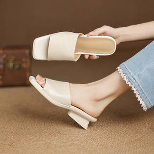 Sandalias de verano nuevas con tacón grueso de piel de oveja suave, fáciles de poner - sencillas y versátiles, chanclas de cuero genuino de punta cuadrada en color liso. - Product Image 3