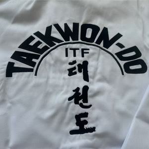 Uniforme de Taekwondo ITF de 1ère année Quteng avec <span class=keywords><strong>ceinture</strong></span> <span class=keywords><strong>noire</strong></span>, matière côtelée <span class=keywords><strong>Dan</strong></span>, unisexe, uniforme professionnel d'entraînement ITF Taekwondo - Product Image 4