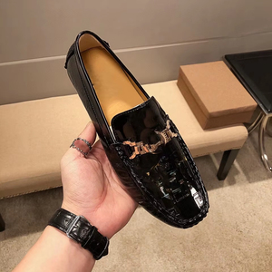 Mocasines de Cuero Charol Negro para Hombre con Adorno Metálico Dorado, Zapatos de Conducir de Lujo Sin Cordones para Hombre - Product Image 1