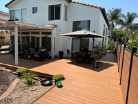 Planche de terrasse en WPC anti-corrosion, composite bois-plastique écologique pour l'extérieur, idéale pour les piscines.