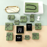 Boîte à bijoux en gros pour bagues, colliers, bracelets, cadeaux de mariage, avec revêtement UV et impression en relief