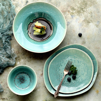 Service de vaisselle en céramique artisanale avec glaçure réactive turquoise, assiettes et bols irréguliers pour la maison, la cuisine et la restauration