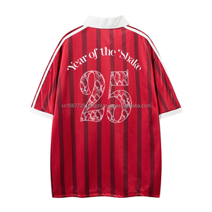 Maillot de football classique rétro vintage à manches courtes, respirant, col en V, pour homme, été, imprimé rayures et lettres, color block, t-shirt - Product Image 1