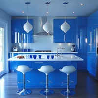 Meubles de cuisine bleus sur mesure, finition laquée moderne, îlots brillants, évier en résine de marbre, projet de construction de villa