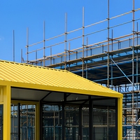 Maison conteneur jaune 2 chambres, préfabriquée, modulaire, en acier, petite maison à toit en pente, 20ft 40ft, avec cuisine et salle de bain