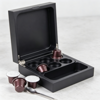 Support de capsules de café en bois noir mat en gros, boîte de rangement à couvercle rabattable pour dosettes de café avec fente pour cuillère, pour sachets de thé, cuisine, bureau