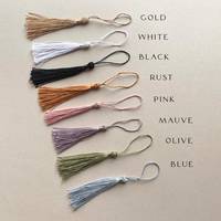 Cartes de place de menu de mariage Boho avec noms d'invités avec pince à pompon ou œillet Design doré Minimal Modern
