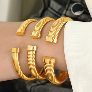 Bracelet minimaliste à rayures verticales réglable en alliage de zinc, bijoux unisexes tendance, design géométrique - Product Image 3