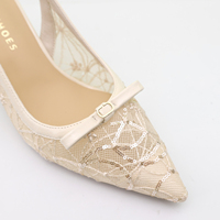 Chaussures à talons hauts blanches élégantes et modernes pour femme, style stiletto, idéales pour les mariages et occasions formelles