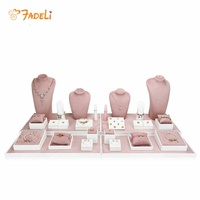 L'usine personnalise l'ensemble de bijoux en velours rose, y compris collier, boucles d'oreilles, porte-broche et plateau à bagues