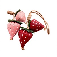Origineel ontwerp, handgestikte 3D aardbeien fruitbedel; hanger en accessoire van koeienleer, unisex sleutelhanger, fris & zoet
