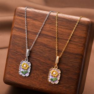 Collier pendentif fleur en émail style peinture à l'huile, fleurs françaises, collier de perles d'eau douce, chaîne de clavicule vintage abstraite - Product Image 1