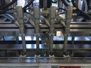 Machine automatique à grande vitesse en acier inoxydable à 6 têtes pour le remplissage de boissons, d'huile, de shampoing, de gel douche, de sauces alimentaires, de chocolat, en bouteilles et en sachets - Product Image 5