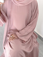 assortie à une abaya intérieure ornée de dentelle, idéale pour l’Aïd et le Nouvel An, destinée aux femmes musulmanes