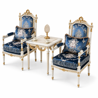 Ensemble de fauteuils en bois blanc doré de style baroque français, ensemble de table d'appoint de luxe en soie bleue jacquard, 3 pièces pour salon