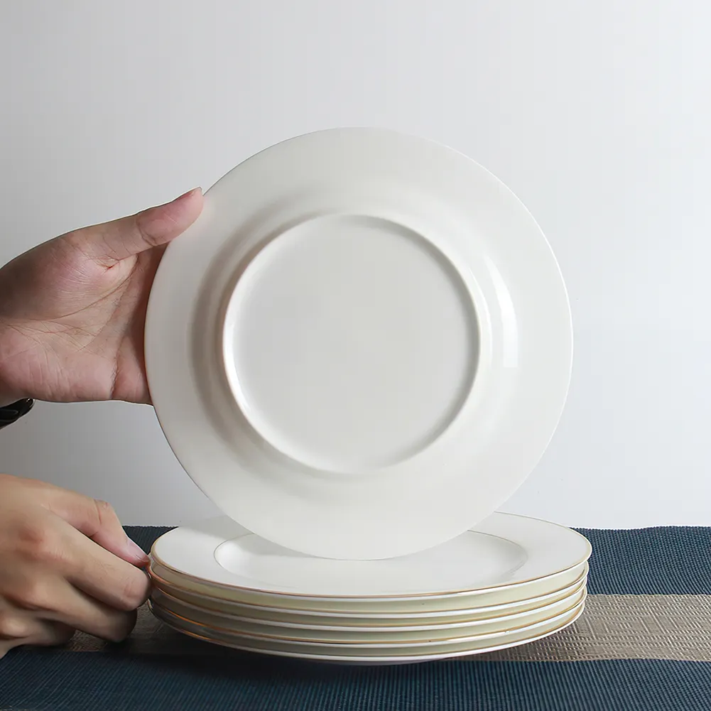 Piastre per caricabatterie Bone China Fine per matrimonio bordo oro bianco piatti per cena in ceramica piatti per antipasto insalata piatti