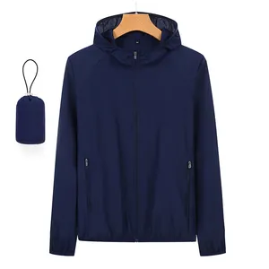 Chaqueta de lluvia impermeable personalizada para hombre y mujer, protector solar, ligera, de poliéster, plegable, UPF50, baja cantidad mínima