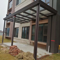 Terrasse à ossature aluminium avec toit en polycarbonate