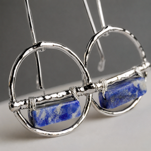 Orecchini Pendenti Vintage Grandi Cerchi Martellati Blu con Filo Avvolto, Moda Donna - Product Image 4