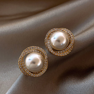 Accessoires de gros élégants: Boucles d'oreilles à nœud aiguille en argent avec diamant et perle pour femme - Product Image 3