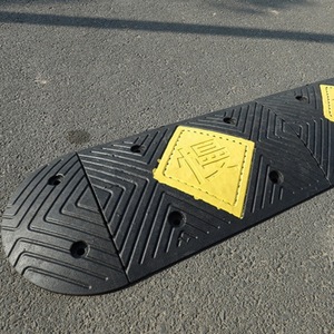 Reductores de velocidad de acero fundido sólido con superficie de caucho negro y amarillo para carreteras y parques logísticos - Product Image 4