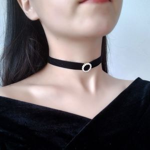 Collana girocollo in velluto con perle a forma di cuore per donna, semplice collana corta a clavicola - Product Image 1