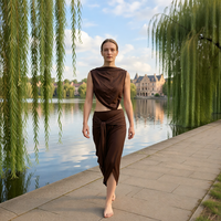 Robe longue drapée en satin marron avec détail noué