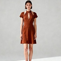 Nouvelle Arrivée Robe Courte Élégante Personnalisée pour Femme avec Col Clou de Perle et Épaules Dénudées, Manches Courtes, Idéale pour le Bureau et Tenue Décontractée Professionnelle