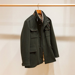 <span class=keywords><strong>Giacca</strong></span> Bomber da <span class=keywords><strong>Uomo</strong></span> di Lusso in Lana e <span class=keywords><strong>Cashmere</strong></span> a Doppia Faccia con Finiture in Pelle, Modello M65 Lungo Premium Verde Scuro con 4 Tasche - Product Image 3