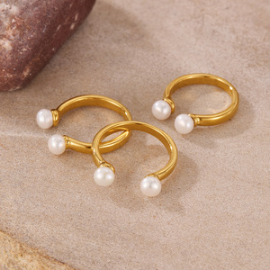 Anillo retro europeo y americano, anillo de acero inoxidable para mujer, estilo de alta gama, anillo abierto de titanio con perla. - Product Image 3