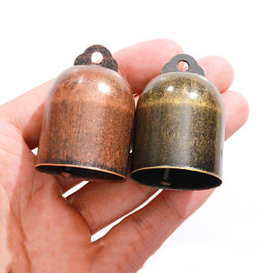 Fábrica al por mayor Pet Bell <span class=keywords><strong>Bronce</strong></span> Navidad Cuerno <span class=keywords><strong>Campanas</strong></span> Adornos colgantes Protección del medio ambiente Retro Apertura en forma <span class=keywords><strong>de</strong></span> campana <span class=keywords><strong>de</strong></span> hierro - Product Image 1