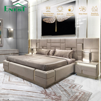 Lit capitonné italien avec tête de lit murale design, ensemble de mobilier de chambre de luxe pour villa avec table de chevet et chaise assortis