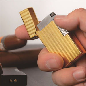 Briquet électronique classique à sonore clac, coupe-vent et rechargeable, cadeau idéal pour homme avec finition métallique élégante - Product Image 5