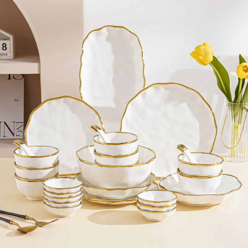 Piatti bianchi per matrimoni di lusso nordici piatti per la cena Set di stoviglie in ceramica con bordo dorato personalizzato