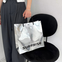 Sac en papier cartonné personnalisé avec logo argenté réfléchissant en relief et impression argentée