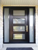 Porte d'entrée noire en bois avec verre trempé