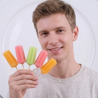 Cinq saveurs de crème glacée très populaires et bien aimées des enfants.