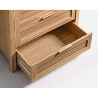 Commode étroite minimaliste moderne à cinq tiroirs en panneaux de particules avec poignées métalliques, grand espace de rangement, façade de tiroir en U et pieds centraux