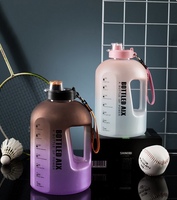 Bouteille d'eau en plastique givrée de grande capacité de grande capacité dégradée bouteille d'eau de sport portable avec poignée.
