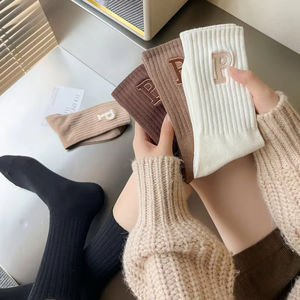 جوارب بتصميم مخصص، مطرزة بجودة عالية، قابلة للتنفس، جوارب طاقم مخصصة للنساء، جوارب كاجوال مطبوعة بحروف مخصصة - Product Image 3